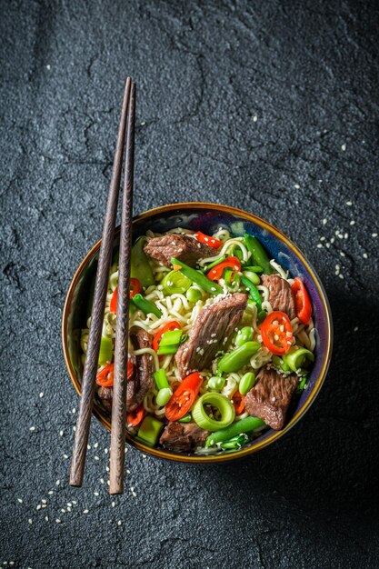 Fideos asiáticos sabrosos con verduras y carne de res