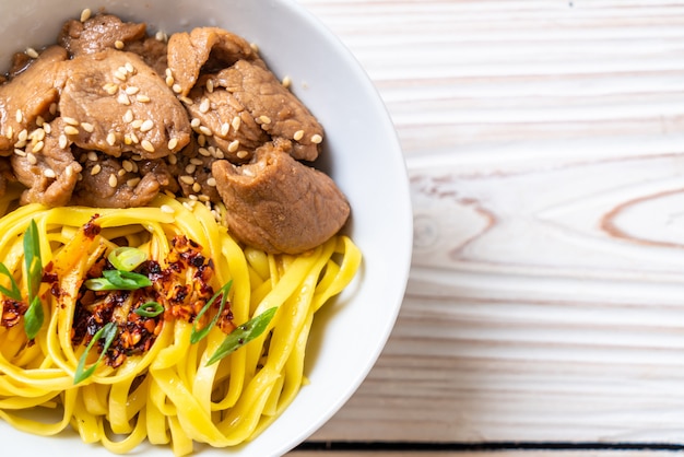 fideos asiáticos salteados con carne de cerdo