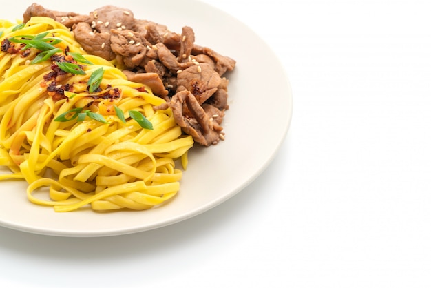 fideos asiáticos salteados con carne de cerdo