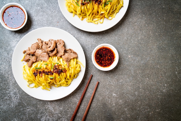 fideos asiáticos salteados con carne de cerdo