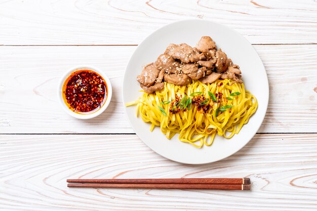 fideos asiáticos salteados con carne de cerdo