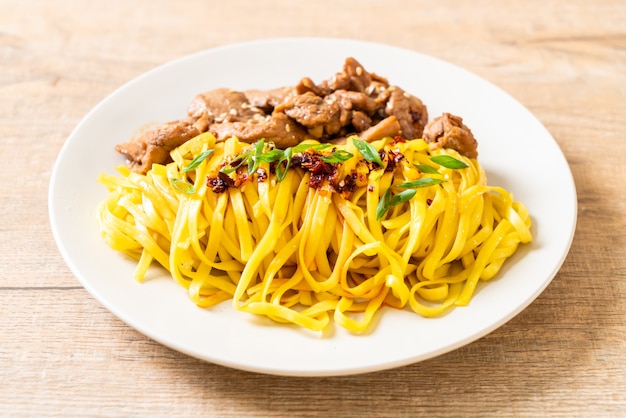 Fideos asiáticos salteados con carne de cerdo