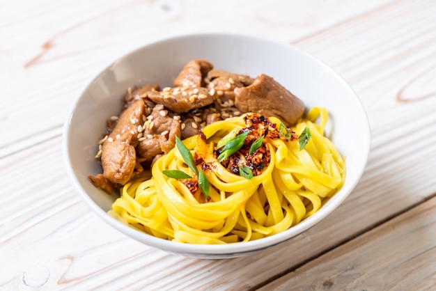 fideos asiáticos salteados con carne de cerdo