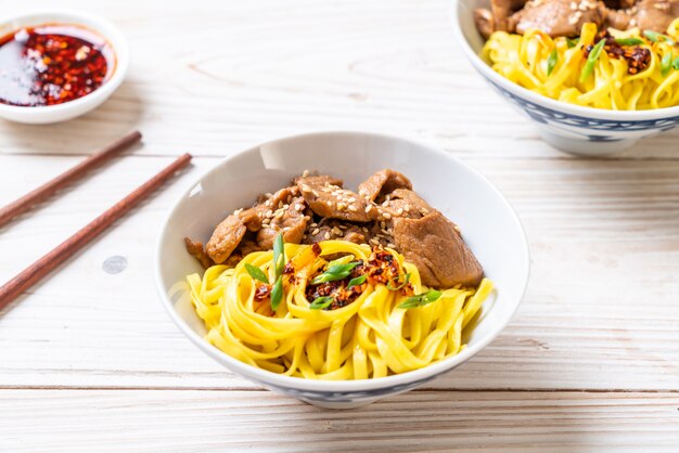 fideos asiáticos salteados con carne de cerdo