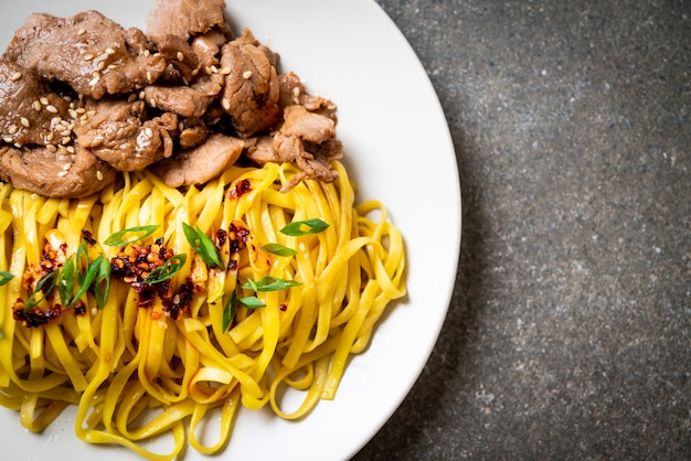 fideos asiáticos salteados con carne de cerdo