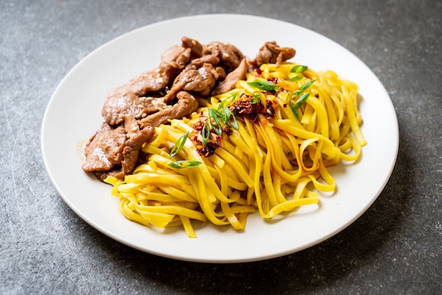 fideos asiáticos salteados con carne de cerdo