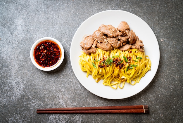 fideos asiáticos salteados con carne de cerdo