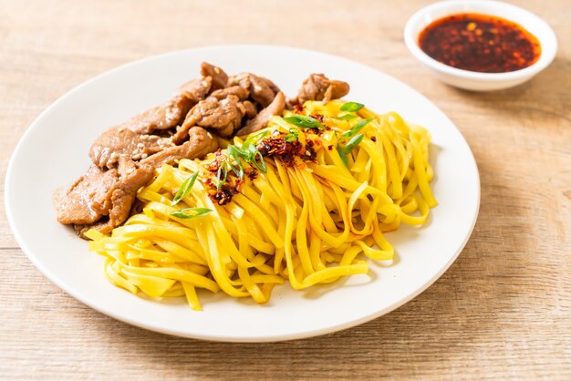 fideos asiáticos salteados con carne de cerdo