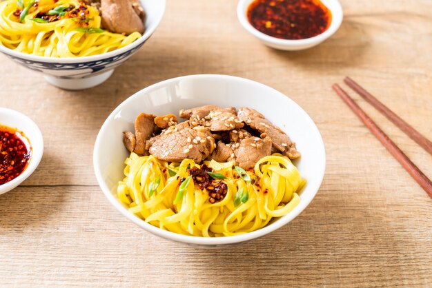 fideos asiáticos salteados con carne de cerdo