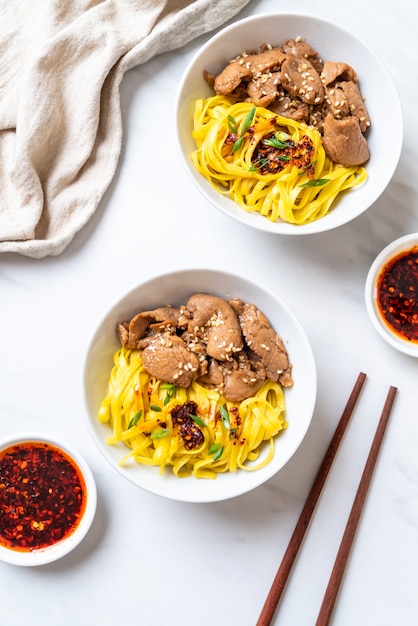 fideos asiáticos salteados con carne de cerdo