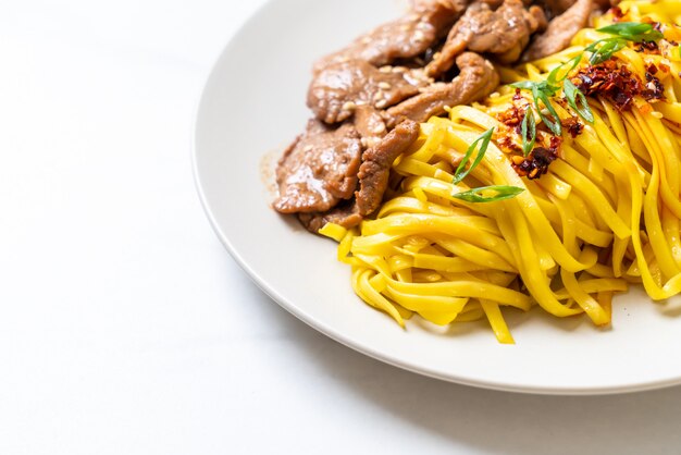 fideos asiáticos salteados con carne de cerdo