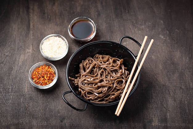 Fideos asiáticos soba con varios aderezos.