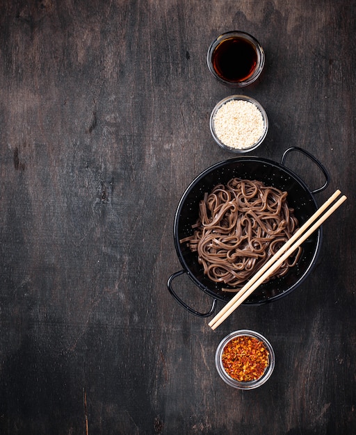 Fideos asiáticos soba con varios aderezos.