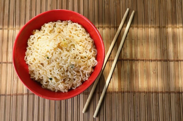 Foto fideos asiáticos.