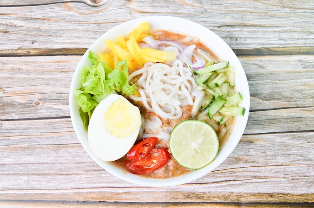 Fideos Assam Laksa en salsa picante de pescado Comida especial de Malasia, especialmente en Penang