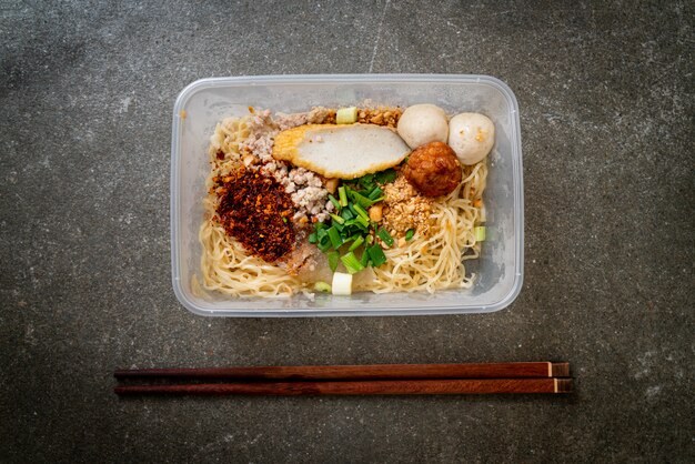 fideos con bola de pescado y carne de cerdo picada