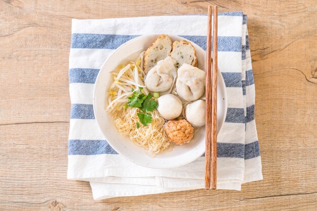 fideos con bola de pescado en sopa