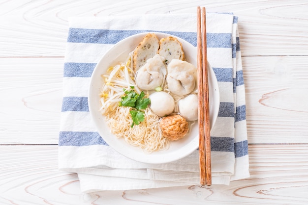 Fideos Con Bola De Pescado En Sopa