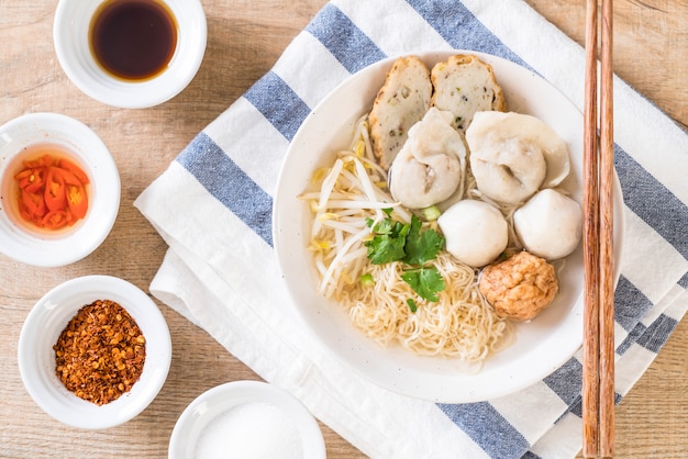 Fideos Con Bola De Pescado En Sopa