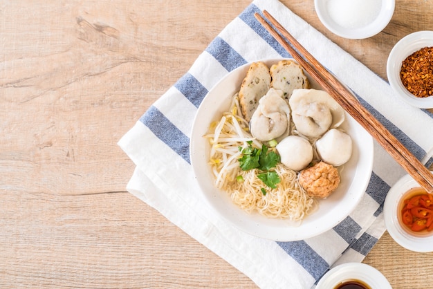 Fideos Con Bola De Pescado En Sopa