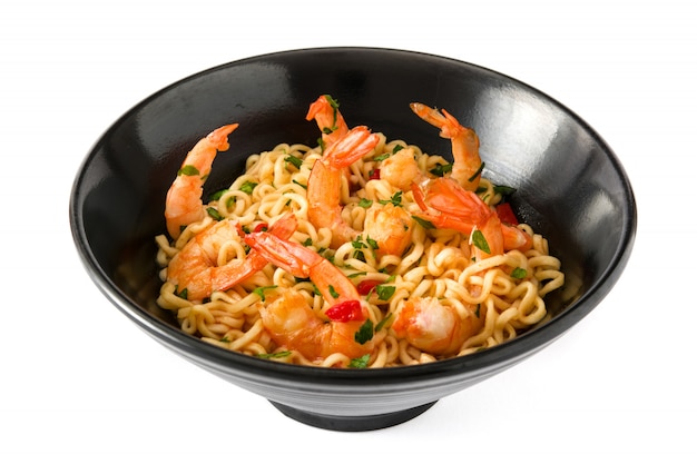 Fideos y camarones con verduras en un tazón negro aislado en blanco