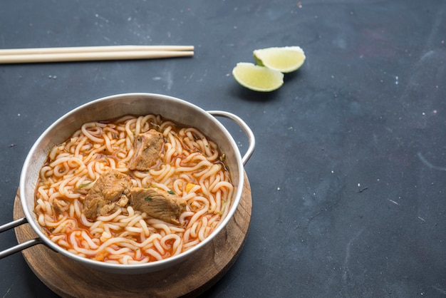 Fideos con carne de pollo en un tazón