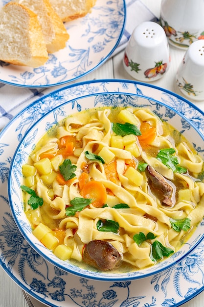 Fideos caseros con caldo de pollo y verduras