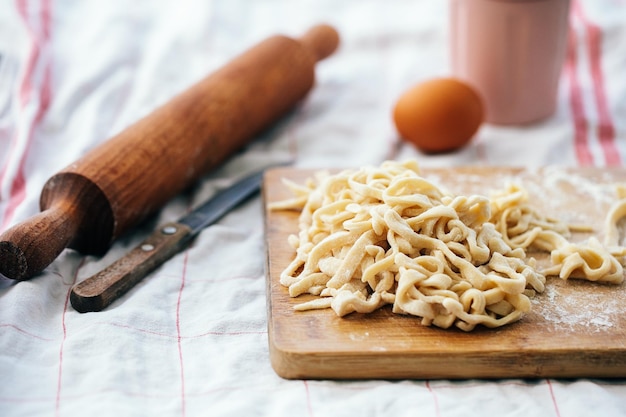 fideos caseros en una tabla de cortar con harina