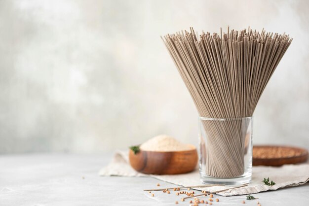 Fideos caseros de trigo sarraceno sin gluten en un primer plano de la mesa de madera