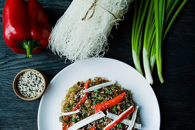 Fideos de celofán decorados con verduras.