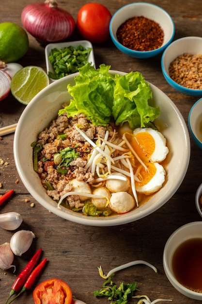 Foto fideos de cerdo con huevos pasados por agua