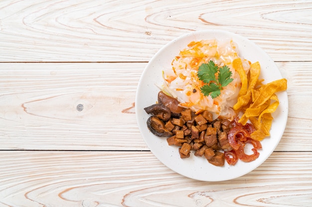 Fideos chinos de arroz al vapor con cerdo y tofu en salsa de soja dulce - estilo de comida asiática