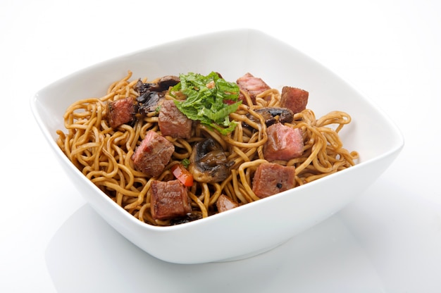 Fideos chinos con carne y salsa de soja