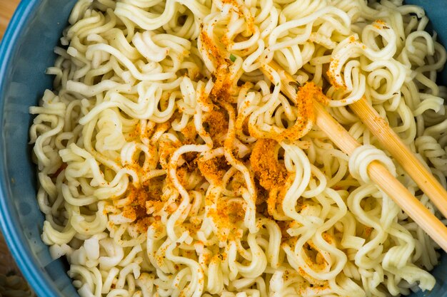 Fideos chinos de comida rápida con especias