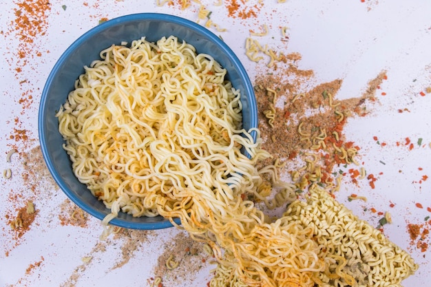 Fideos chinos de comida rápida con especias