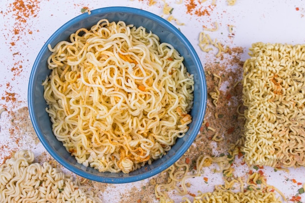 Fideos chinos de comida rápida con especias