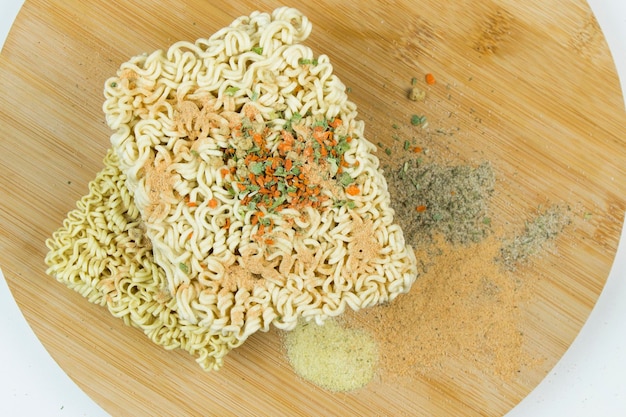 Fideos chinos de comida rápida con especias