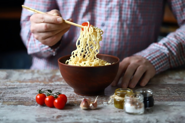 Fideos chinos sabrosos en un tazón