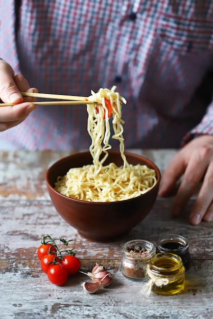 Fideos chinos sabrosos en un tazón