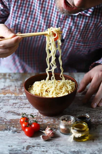 Fideos chinos sabrosos en un tazón