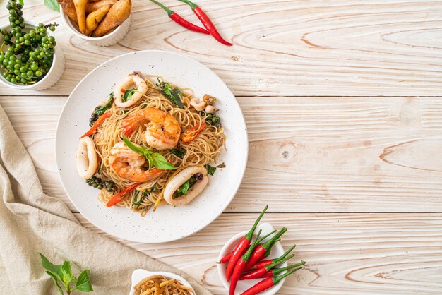 fideos chinos salteados con albahaca, guindilla, camarones y calamares