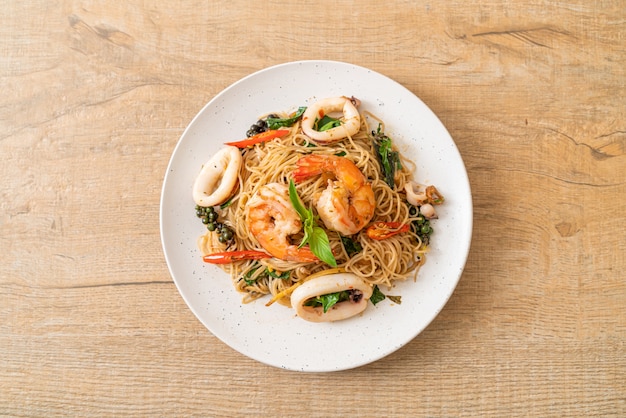 Fideos chinos salteados con albahaca, guindilla, gambas y calamares