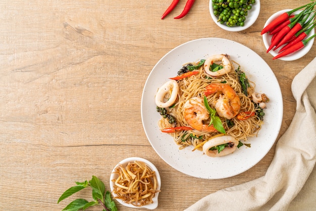 Fideos chinos salteados con albahaca, guindilla, gambas y calamares