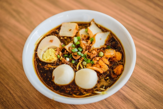 Fideos chinos, una sopa famosa del curry de los tallarines de la gamba de Malasia.