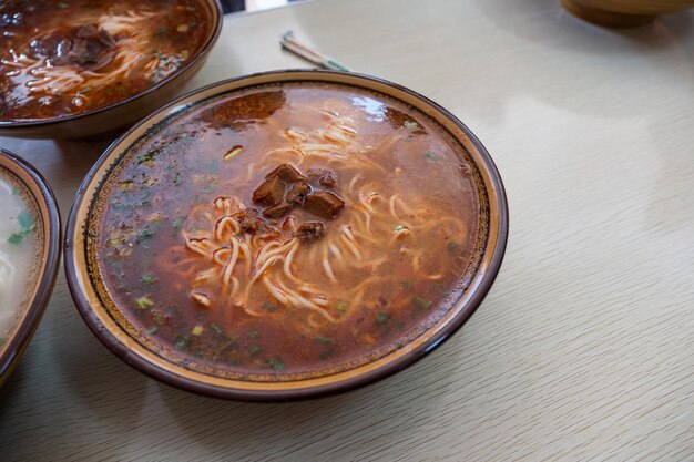 Fideos chinos con ternera en sopa picante