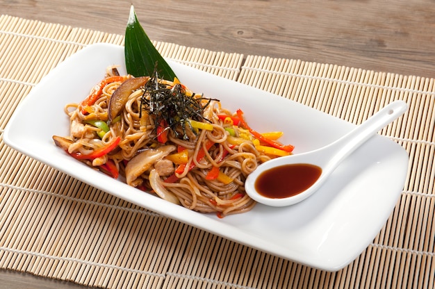 Fideos de cocina japonesa con pollo y verduras.