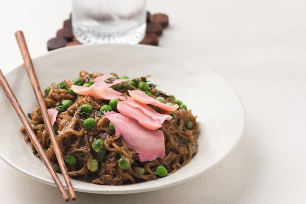 fideos con comida de jengibre en escabeche