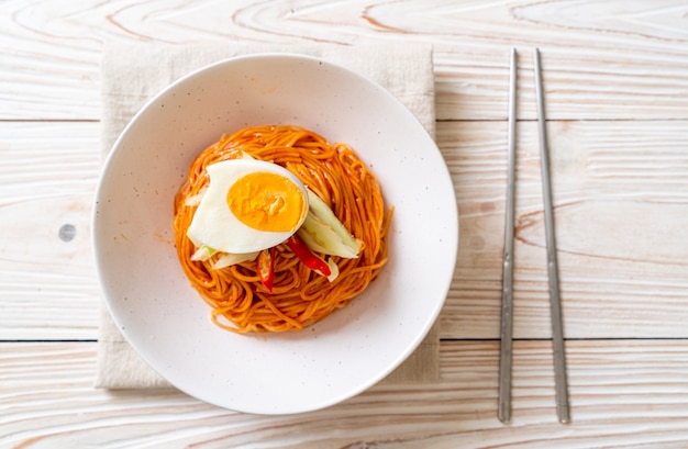 Fideos coreanos fritos con huevo