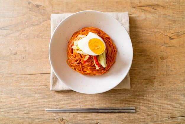 Foto fideos coreanos fritos con huevo