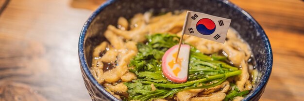 Fideos coreanos en un tazón listo para la cena banner formato largo